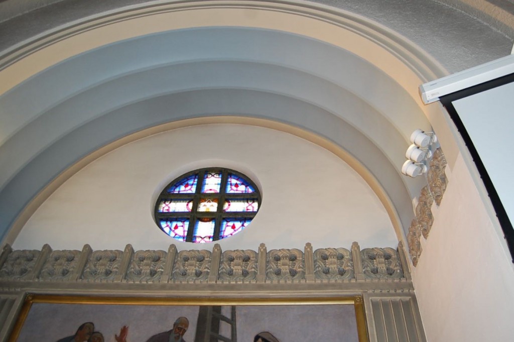Alavuden kirkon alttarikaari ennen koristemaalauksen esiin ottoa