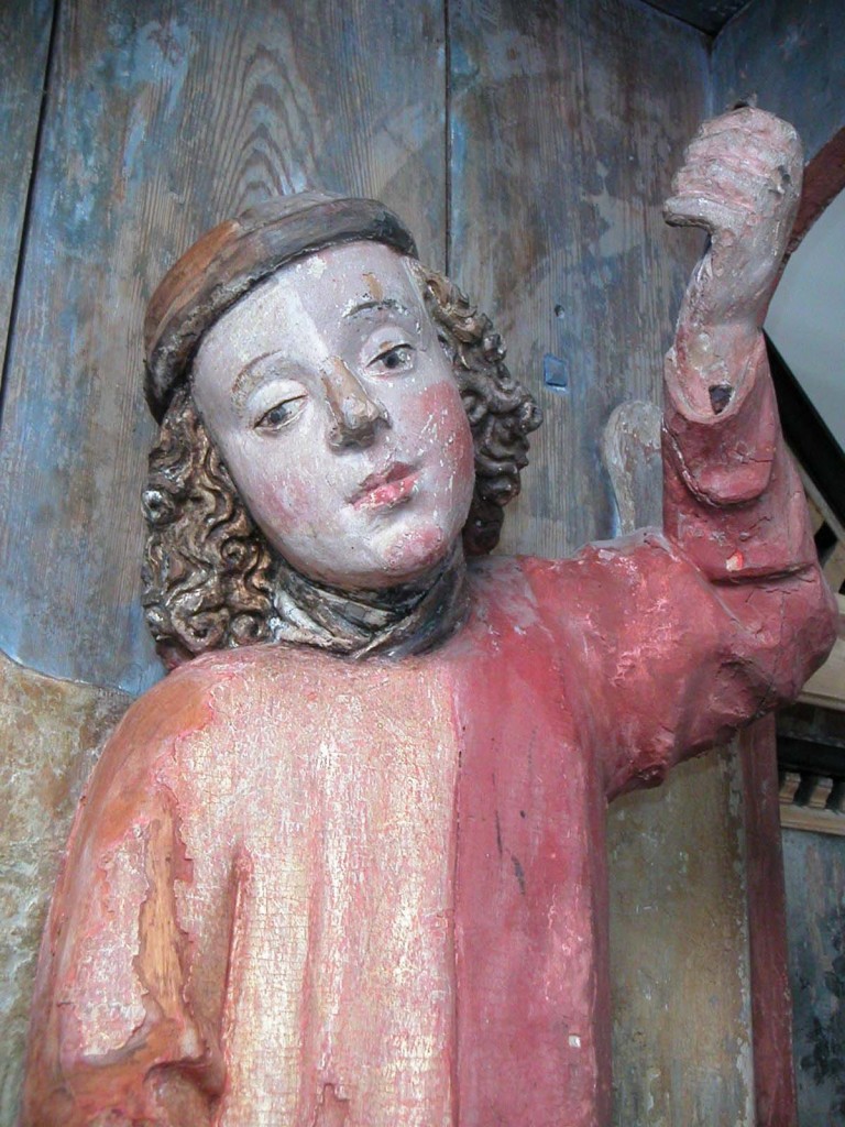 Pyhä Mikael -veistos Finströmin kirkossa - Harvinaiseen ja mittavaan päällemaalauksen poistoon päädyttiin tutkimusten ja konsultointien jälkeen. Alla ollut temperamaalikerros ja kultaukset olivat säilyneet hyvin.